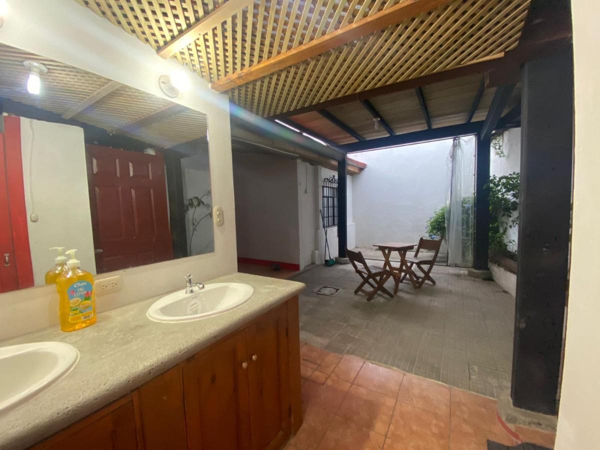 El Extranjero Hostal Antigua ภายนอก รูปภาพ
