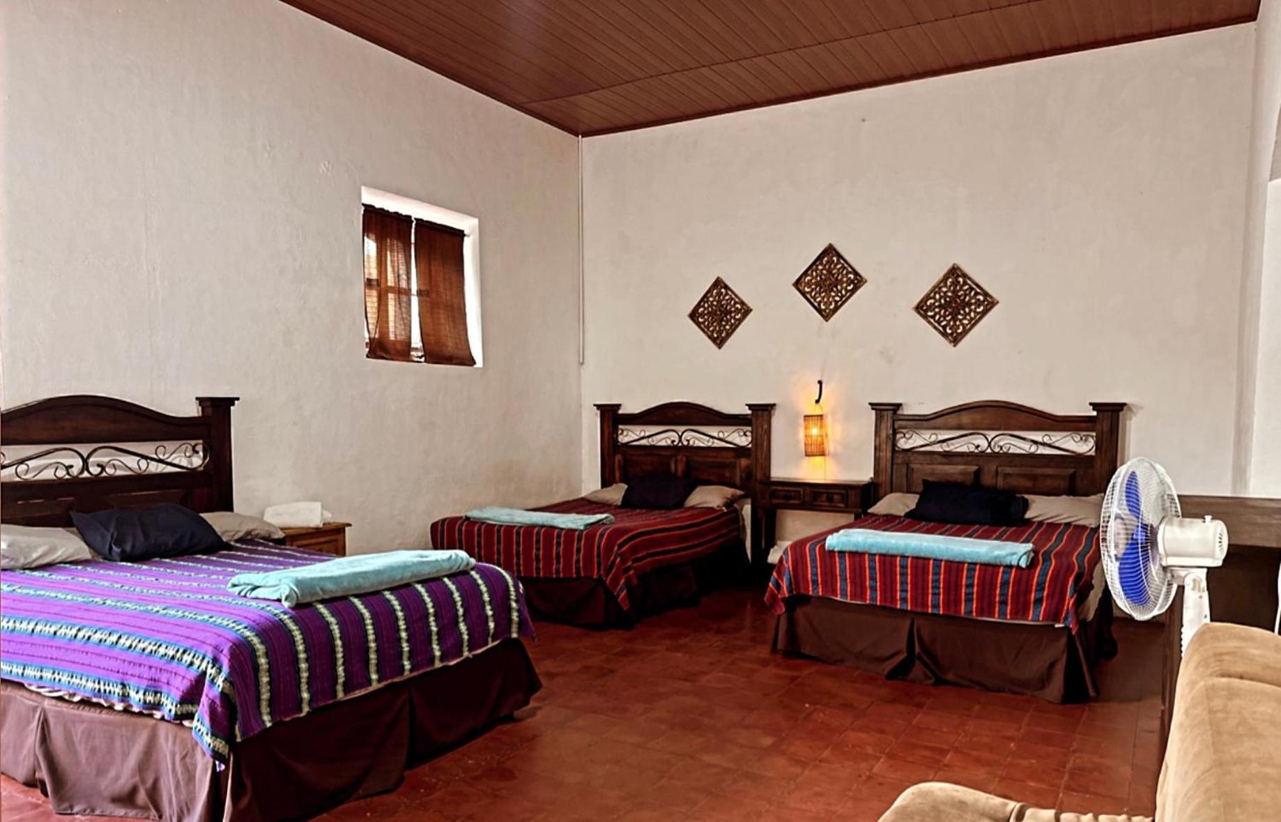 El Extranjero Hostal Antigua ภายนอก รูปภาพ