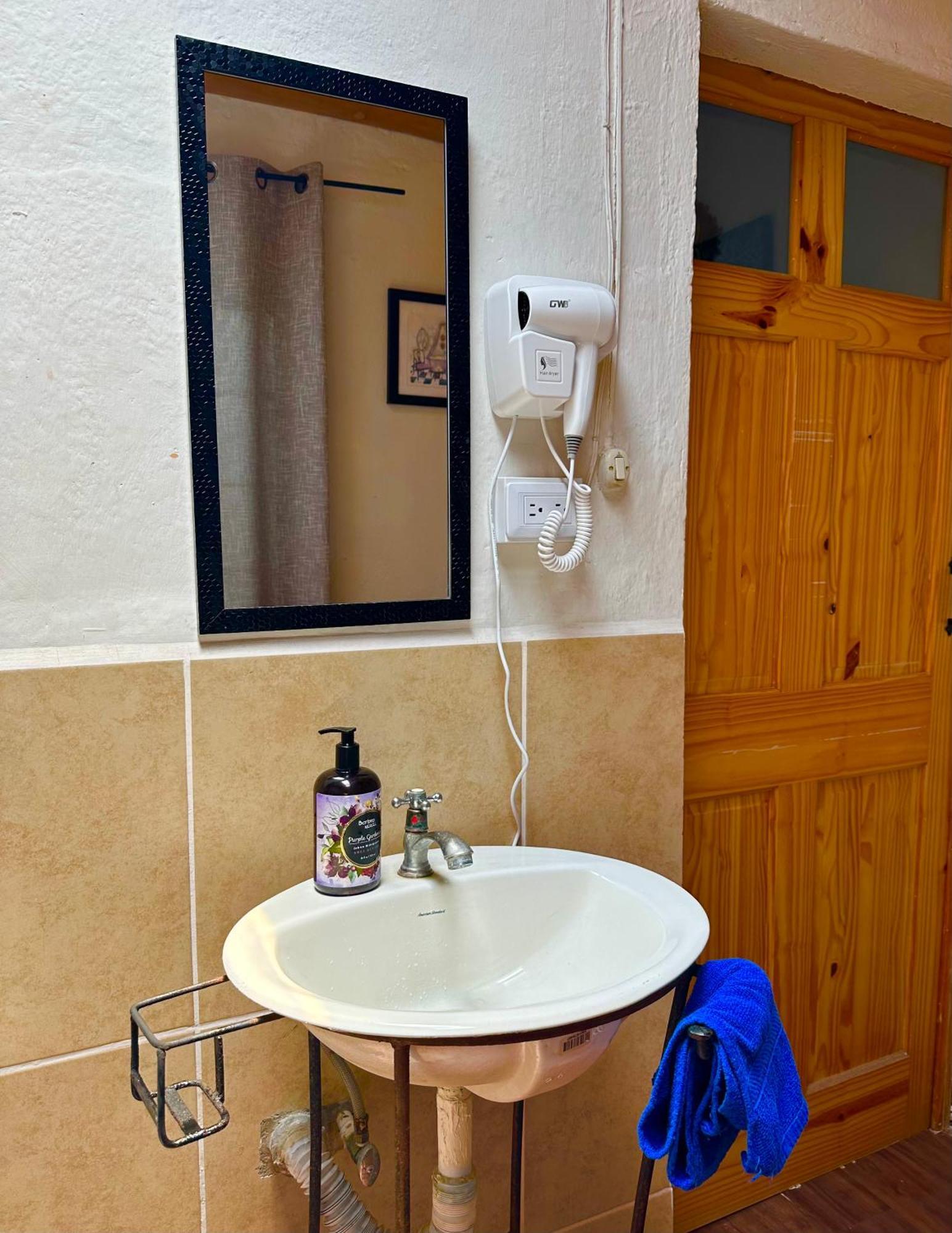 El Extranjero Hostal Antigua ภายนอก รูปภาพ